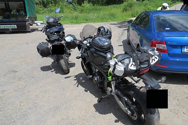 Přes železniční přejezdy na červenou přecházel chodec a přejížděli motocyklisté.