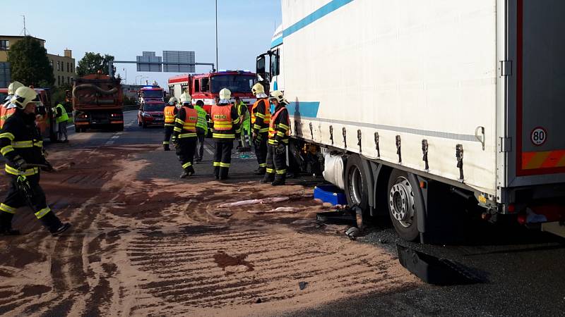 Nehoda tři vozidel narušila páteční odpolední provoz na komunikaci I/35 v Liberci (směrem na Prahu). Při nehodě havarovaly dva nákladní automobily a jeden osobní, který byl mezi nimi.