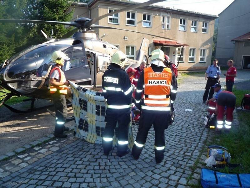  U železniční trati mezi Tanvaldem a Smržovkou na Jablonecku lidé našli v sobotu odpoledne těžce zraněnou ženu. Přiletěl pro ní vrtulník.