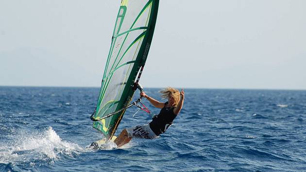 Ester Ledecká miluje také vodní sporty, ovšem prkno při nich hraje nezastupitelnou roli. Nejen surf, ale i vodní monoski.