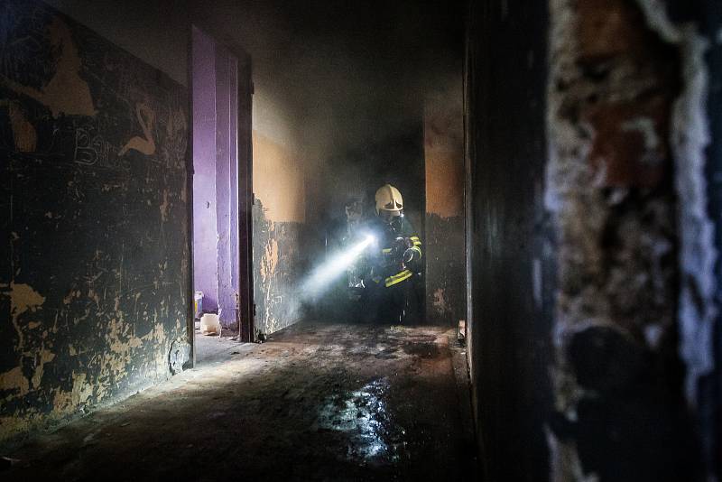 Cvičení hasičů 28. září v Tanvaldě. Jednotka prováděla reálnou simulaci hašení požáru v bytovém objektu.