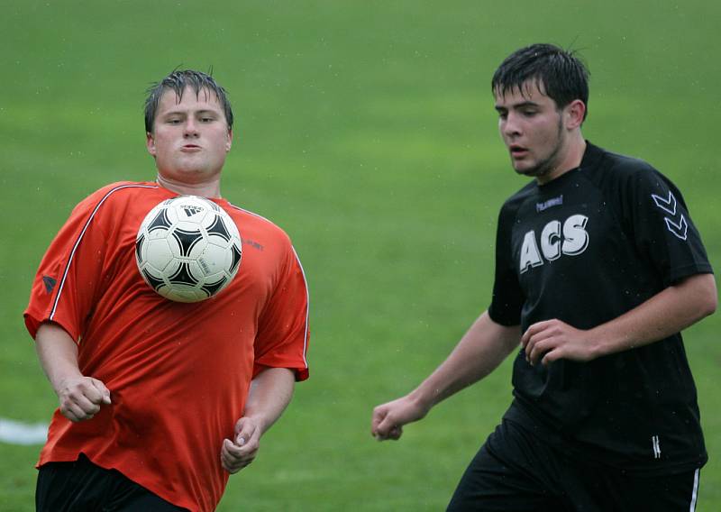 Lučany doma porazily Plavy (v oranžovém) 1:0 a stále drží naději na záchranu.