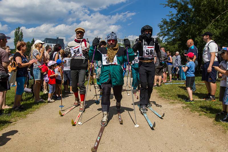 Největší lyžařská událost letní sezony se uskutečnila 18. června v Jablonci nad Nisou. U vodní nádrže Mšeno se konal recesistický závod v běhu na lyžích Prasoloppet - Prasův běh 2017.