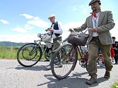 Účastníci Spanilé krasojízdy většinou vyrazí na bicyklech historických i moderních v dobových kostýmech. 