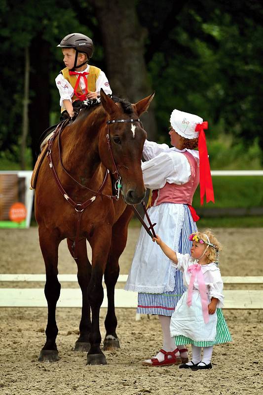 Markéta Slavíková se věnuje méně obvyklé disciplíně Dámské sedlo (sed na koni bokem), sbírá úspěchy na soutěžích a připravuje se na Mistrovství Polska.