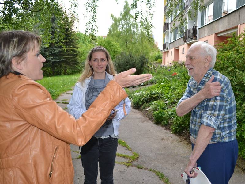 Někteří starší lidé z panelového domu se na pobíhající kočičky rádi dívají. Jako tento senior.