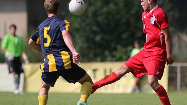 Fotbalisté Železného Brodu získali první divizní bod. Se Svitavy (v pruhovaném) hráli 1:1. 