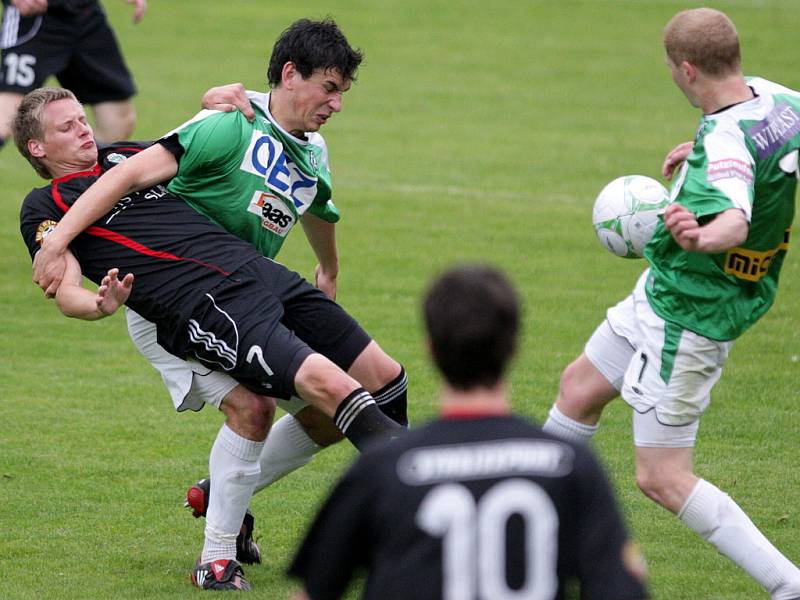 Na hřišti v Českém Dubu sehrála zápas Béčka Viktoria Žižkov a Baumit Jablonec. Utkání bylo plné faulů a žlutých karet, jedna červená.