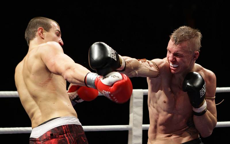 Night of Warriors II v Tipsport areně. Na snímku Ivo Zedníček (Brno) a vlevo Adam Kocourek (BFC Liberec).