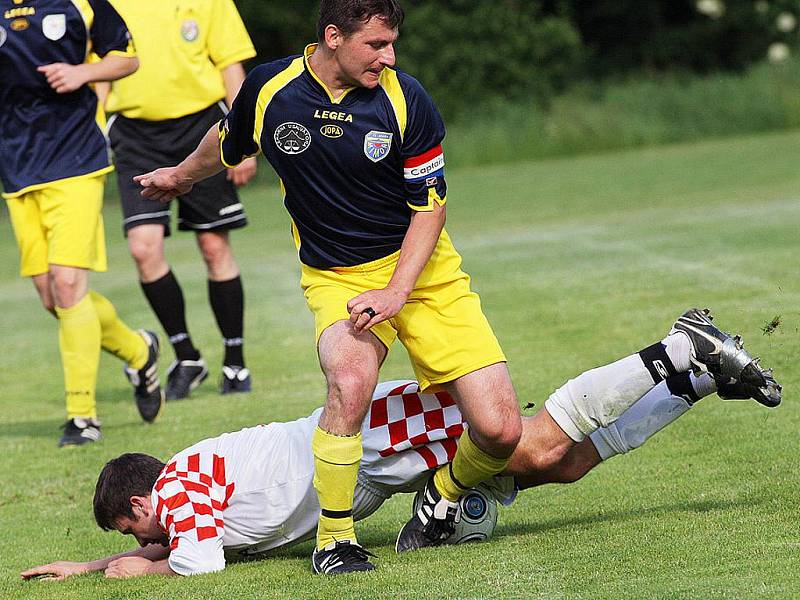 Fotbalisté Mimoně zakončili úspěšnou sezonu v krajské I. A třídě domácí výhrou 2:1 nad Stráží n. N. Na snímku je kapitán Konopiský.