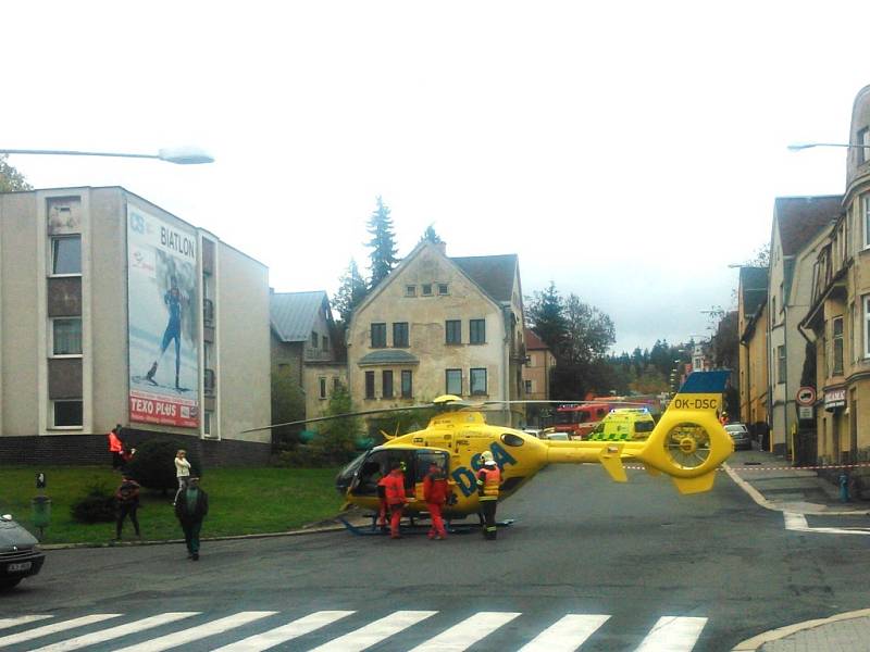 Vrtulník přistál přímo na křižovatce. Spolu se dvěma sanitkami, lékařským vozem, hasiči, policisty a strážníky zasahovali záchranáři při  nehodě v Mánesově ulici, kde došlo ke střetu dvou aut. Jednoho z řidičů na místě resuscitovali.