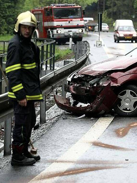 Vinou rozlité nafty a nepozornosti havaroval Ford Focus.