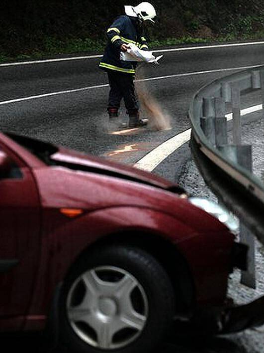 Vinou rozlité nafty a nepozornosti havaroval Ford Focus.