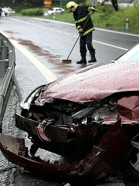 Vinou rozlité nafty a nepozornosti havaroval Ford Focus.