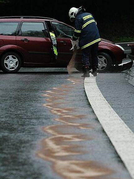 Vinou rozlité nafty a nepozornosti havaroval Ford Focus.