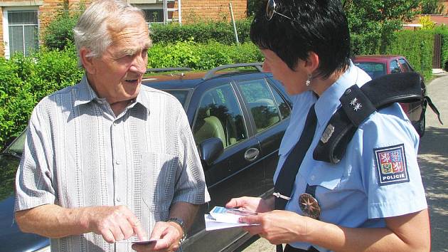 Policisté mnohdy varují seniory před podvodníky i přímo na ulici.