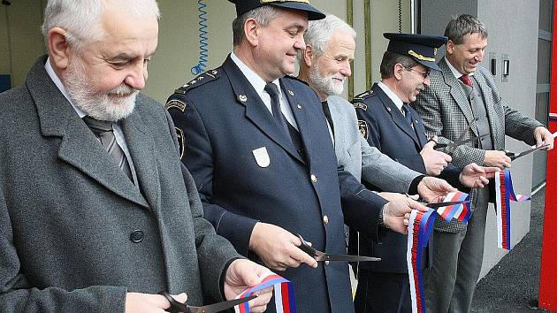 Vánoce dorazily k hasičům s předstihem. Vytoužený dárek dostali již na podzim. V Tanvaldu dostali novou hasičskou zbrojnici.