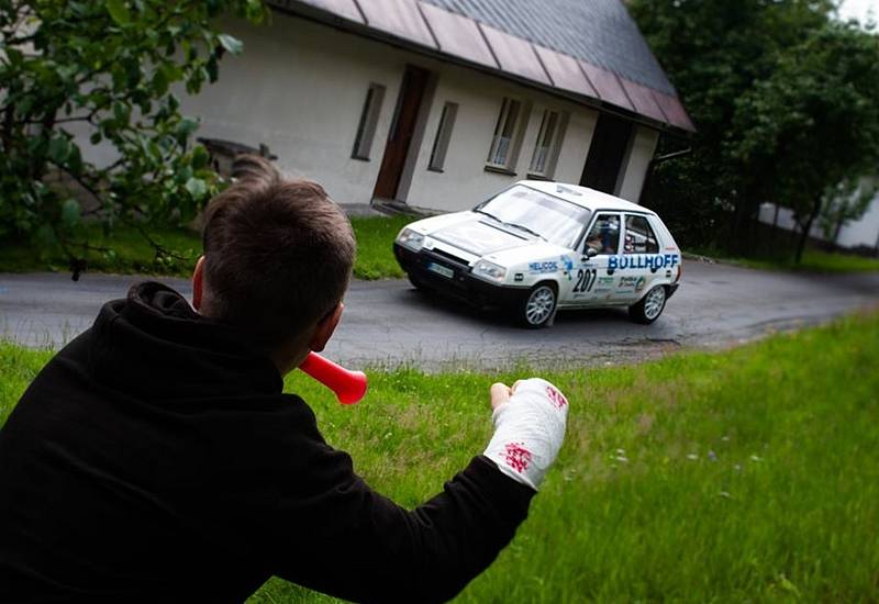 Záběry z první etapy Rally Bohemia 2020, která již tradičně projela i Jabloneckem.