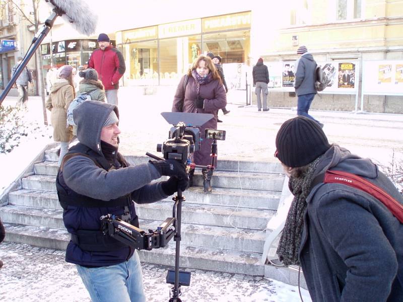 ŠTÁB JIFIS natáčel klíčové scény k filmu Lhostejnost v neděli v mrazivém počasí. Hlavní scény se odehrávaly na náměstí Dr. Farského v Jablonci. Film pro Febiofest musí být za dva týdnu hotov. Žena, o níž film vypráví, zemřela v Liberci na Fügnerově ulici.