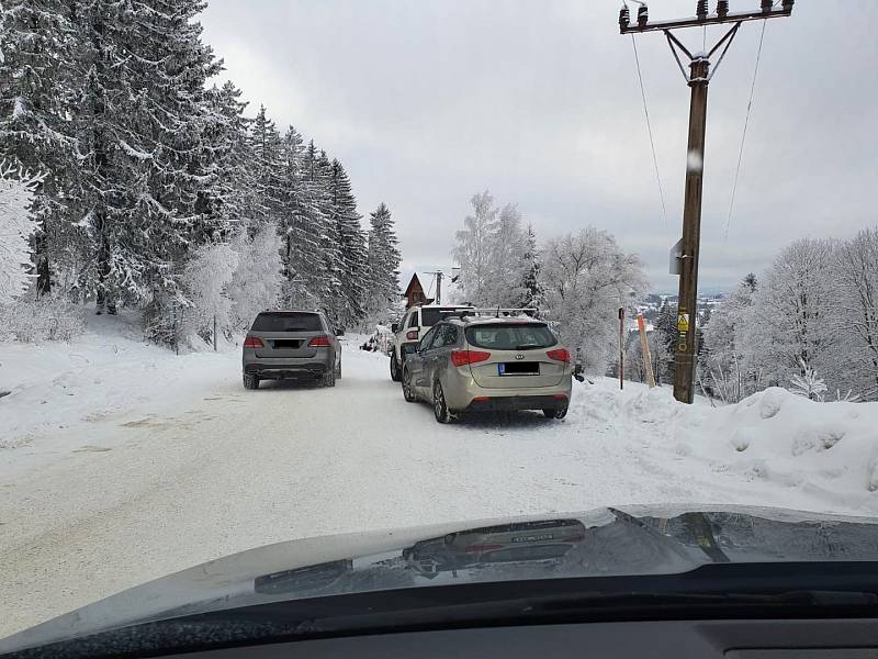 S neukázněností řidičů bojovali i pracovníci společnosti Silnice LK. Kvůli parkování podél komunikací na místech, která k tomu nejsou určena, nemohli na Benecku odklidit sníh.