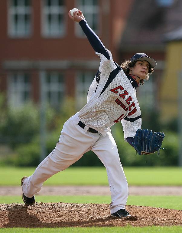 Mistrovství Evropy v baseballu 2012 odstartovalo. Česká reprezentace porazila v úvodním duelu Slovensko (v modrém) 10:0.