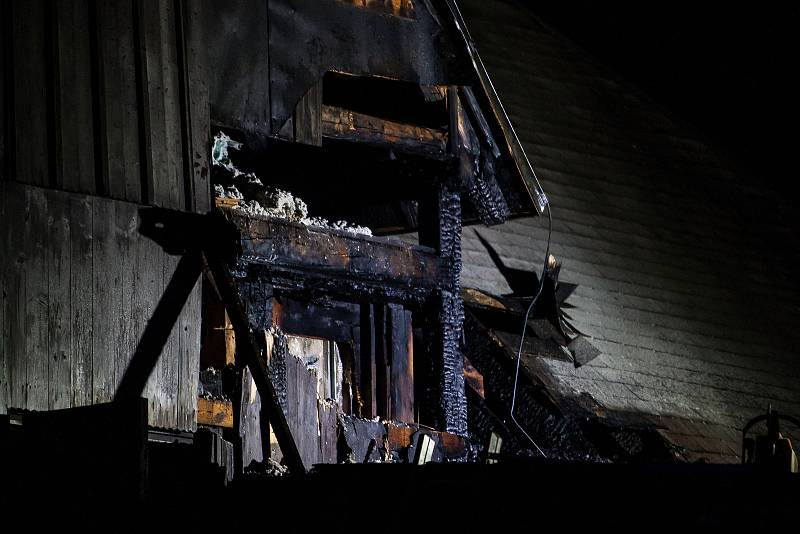 Hasiči zasahovali 17. listopadu u požáru Šámalovy chaty v Bedřichově na Jablonecku.