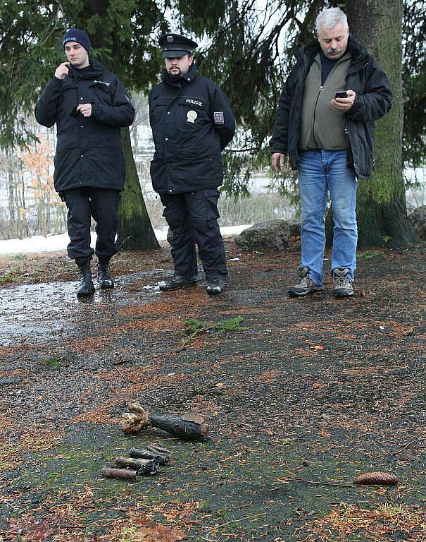 Policejní potapěči vytáhli z jablonecké přehrady nebezpečnou munici.