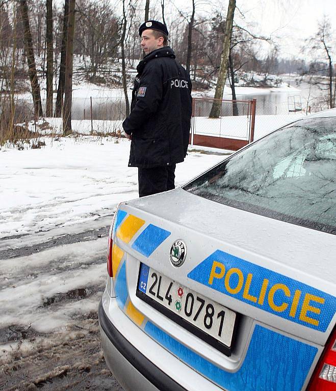 Policejní potapěči vytáhli z jablonecké přehrady nebezpečnou munici.