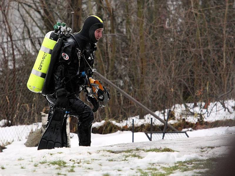 Policejní potapěči vytáhli z jablonecké přehrady nebezpečnou munici.