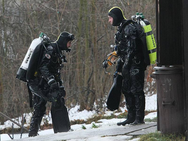 Policejní potapěči vytáhli z jablonecké přehrady nebezpečnou munici.