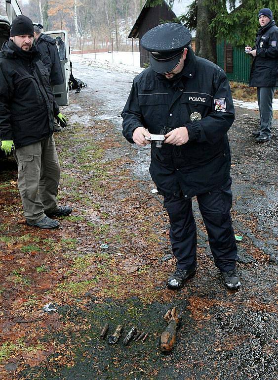 Policejní potapěči vytáhli z jablonecké přehrady nebezpečnou munici.