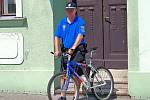 Jan Hauer, jediný strážník Městské policie Rychnov, objíždí rajón na kole.