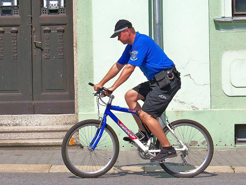 Jan Hauer, jediný strážník Městské policie Rychnov, objíždí rajón na kole.