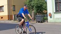 Jan Hauer, jediný strážník Městské policie Rychnov, objíždí rajón na kole.