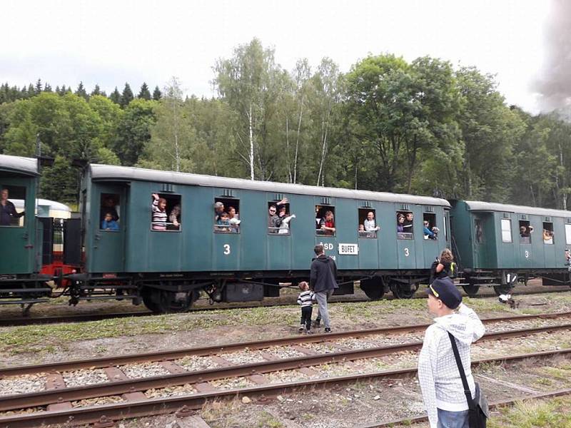 Parní lokomotiva Sedma jezdila o víkendu na trati Kořenov Harrachov. 