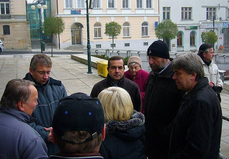 Se železnou pravidelností se v pravé poledne 17. listopadu schází před jabloneckou radnici hrstka pamětníků. Již devět let si připomínají listopadové události, zapálí svíčky a zazpívají si hymnu. 