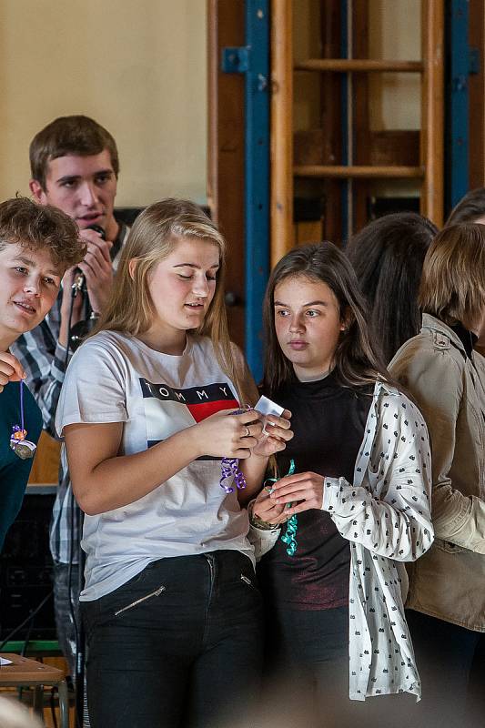 Tradiční vítání studentů prvních ročníků proběhlo 10. října v tělocvičně školy Gymnázia U Balvanu.