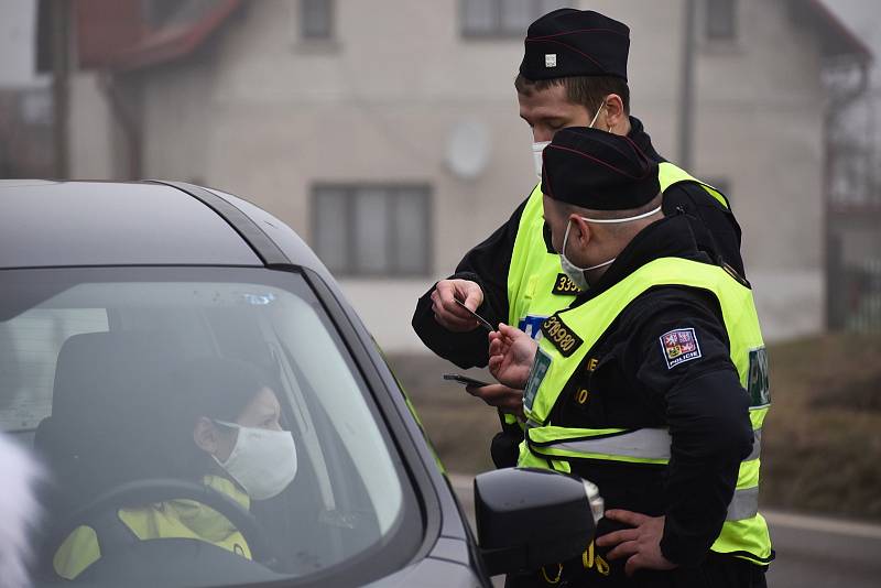 Policisté kontrolují cestující v Libereckém kraji.