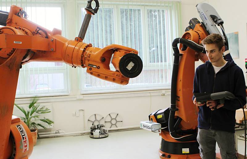 Na Střední průmyslové škole technické slavnostně otevřeli učebnu robotiky.