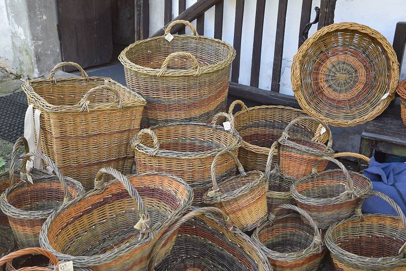 Na Dlaskově statku ukazují o sobotách tradiční řemesla, teď pletli košíky.