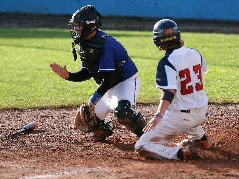 Mistrovství Evropy v baseballu 2012 odstartovalo. Česká reprezentace porazila v úvodním duelu Slovensko (v modrém) 10:0.