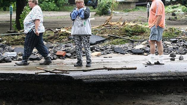 Neděle. Heřmanice – Obec roku 2006 Libereckého kraje. Krásná vesnice na samé hranici s Polskem, vypiplaná svými občany se starostou Vladimírem Stříbrným v čele vzala během několika minut za své.