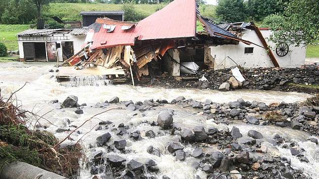 Neděle. Heřmanice – Obec roku 2006 Libereckého kraje. Krásná vesnice na samé hranici s Polskem, vypiplaná svými občany se starostou Vladimírem Stříbrným v čele vzala během několika minut za své.