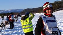 Jana Henychová z Horního Maxova se svou smečkou huskies dosáhla cíle extrémního závodu Finnmarksløpet 2009 v norské Altě. 1060 kilometrů zvládla za 8 dní, 16 hodin a 8 minut. Snímek před startem v Altě. 