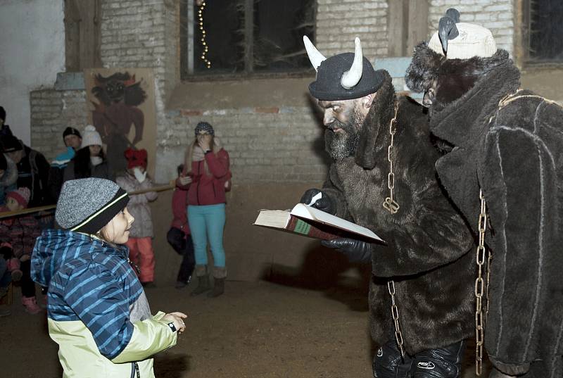 Podívejte se, takhle rozdával radost Mikuláš v jablonecké jízdárně.