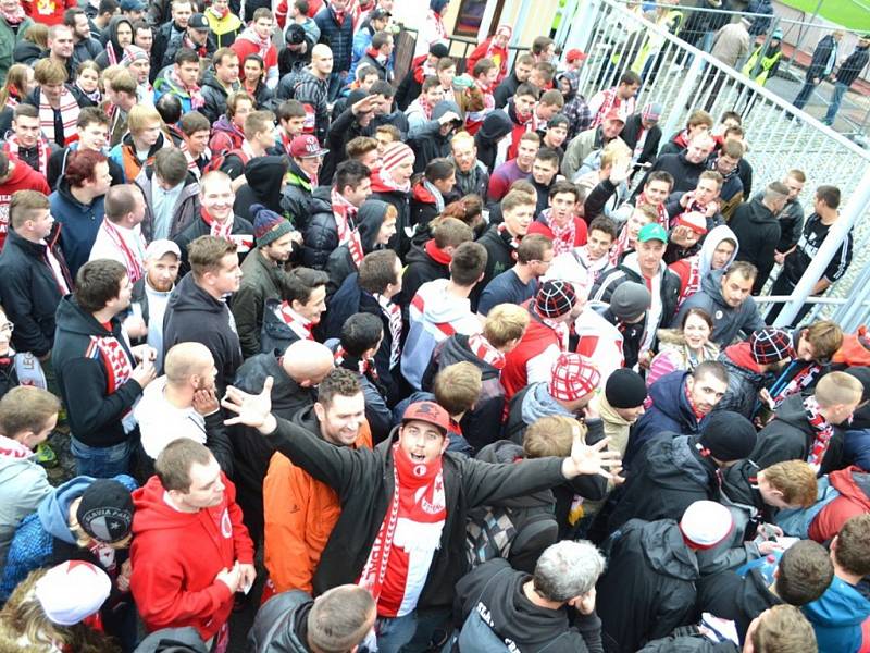 Do Jablonce přijelo fandit zhruba 650 příznivců Slávie. Na stadion Střelnice je doprovodili policisté.