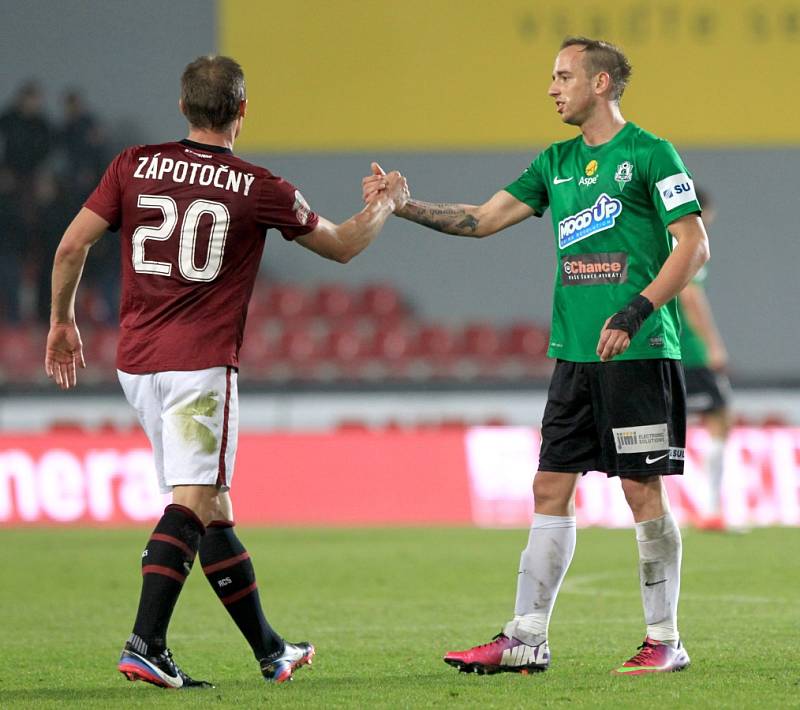 Jablonec hrál na Spartě 2:2. Na snímku Tomáš Zápotočný ze Sparty a Tomáš Jablonský z Jablonce.