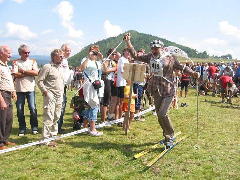 Vrcholem programu na Anenské sklářské pouti byl 1. ročník Memoriálu pytláka Hennricha ve štafetovém běhu na lyžích, kterého se zúčastnilo 6 čtyřčlenných družstev.