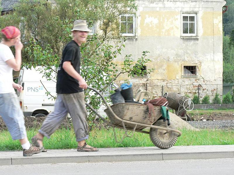 Bílý Kostel na Liberecku patnáct dní po povodni. 