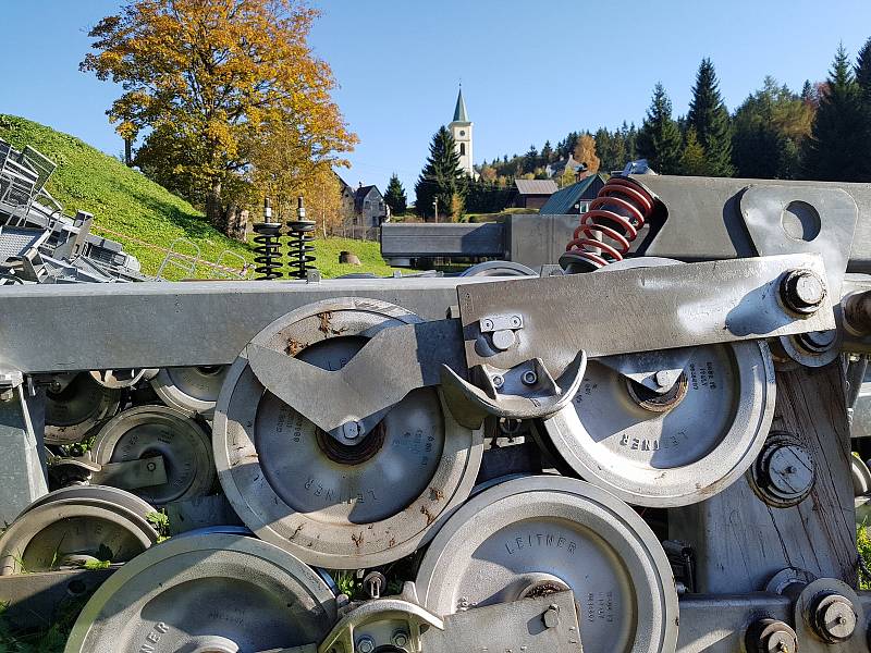 Nová lanovka na Tanvaldský Špičák je zatím v rozloženém stavu dole na parkovišti.